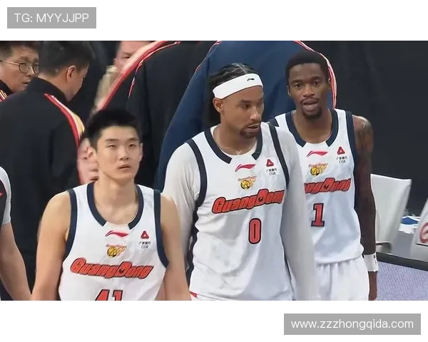 麦基首次与北京队合练 合影晒社媒庆祝